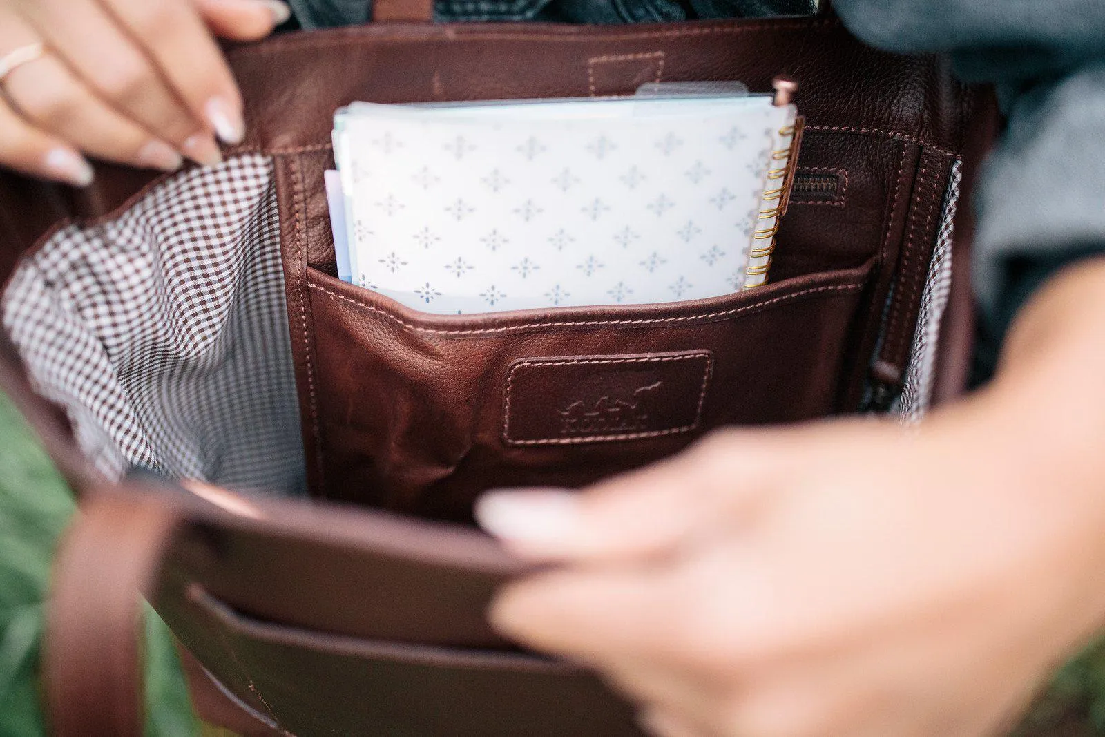 Juneau Leather Tote w/ Pocket